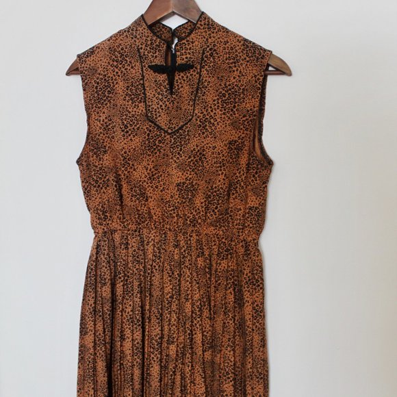 Cute patterned orange dress with pleats | M - Picture 2 of 7